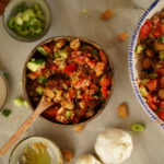 Mehr über den Artikel erfahren Quinoa Salat mit gebackenen Bohnen