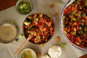 Mehr über den Artikel erfahren Quinoa Salat mit gebackenen Bohnen